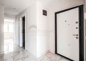 Просторный пентхаус 3+1 с террасой в современном комплексе рядом с морем в Махмутларе