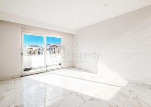 Просторный пентхаус 3+1 с террасой в современном комплексе рядом с морем в Махмутларе