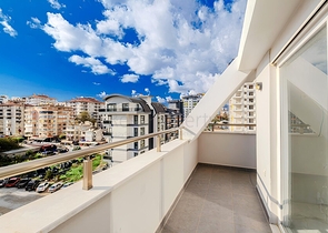 Просторный пентхаус 3+1 с террасой в современном комплексе рядом с морем в Махмутларе