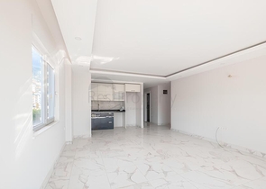 Просторный пентхаус 3+1 с террасой в современном комплексе рядом с морем в Махмутларе