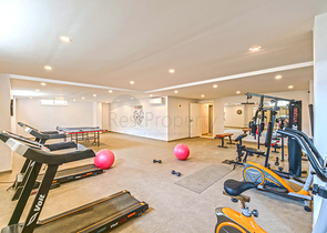 Просторный пентхаус 3+1 с террасой в современном комплексе рядом с морем в Махмутларе