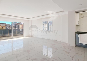 Просторный пентхаус 3+1 с террасой в современном комплексе рядом с морем в Махмутларе