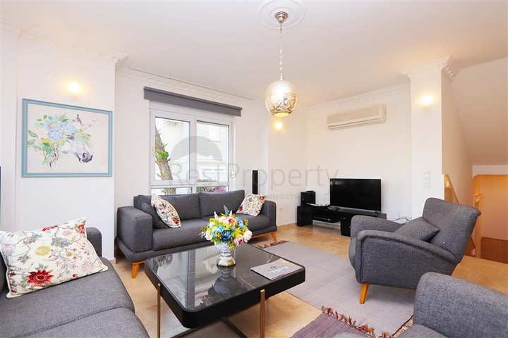 Вилла с просторной террасой в зеленой части района Конаклы