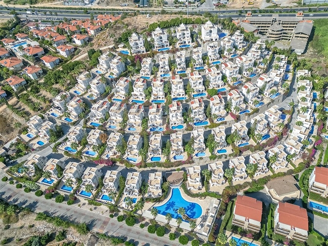 Вилла с просторной террасой в зеленой части района Конаклы