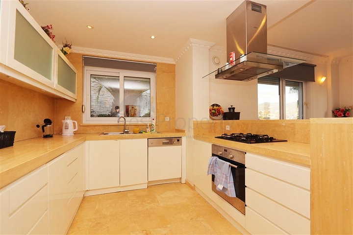 Вилла с просторной террасой в зеленой части района Конаклы