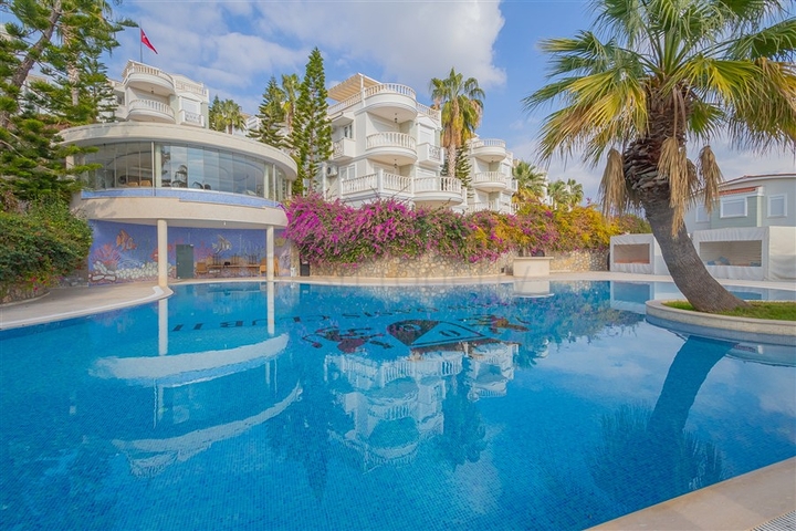 Вилла с просторной террасой в зеленой части района Конаклы