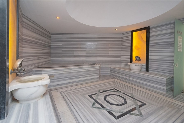 Вилла с просторной террасой в зеленой части района Конаклы