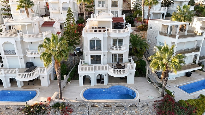 Вилла с просторной террасой в зеленой части района Конаклы