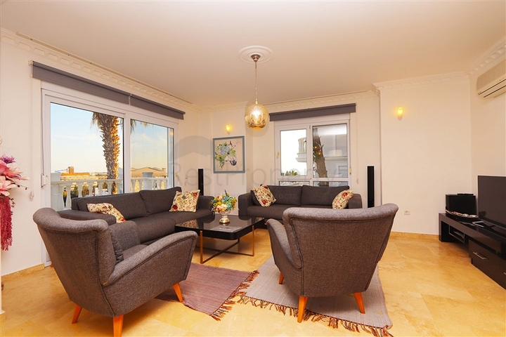 Вилла с просторной террасой в зеленой части района Конаклы