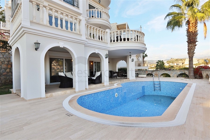 Вилла с просторной террасой в зеленой части района Конаклы