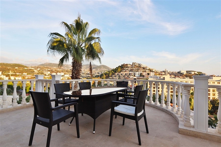 Вилла с просторной террасой в зеленой части района Конаклы