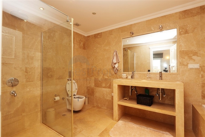 Вилла с просторной террасой в зеленой части района Конаклы