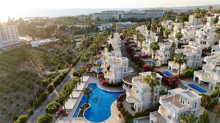 Вилла с просторной террасой в зеленой части района Конаклы