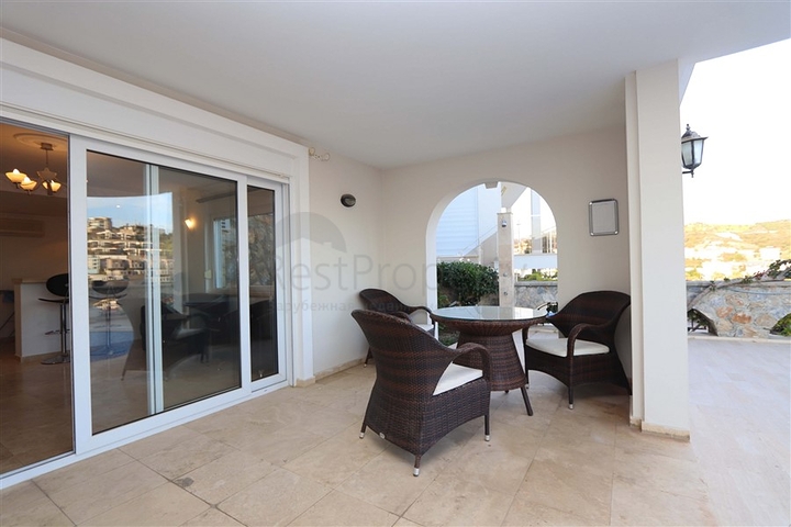 Вилла с просторной террасой в зеленой части района Конаклы