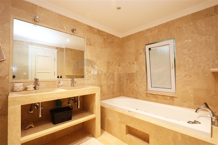 Вилла с просторной террасой в зеленой части района Конаклы