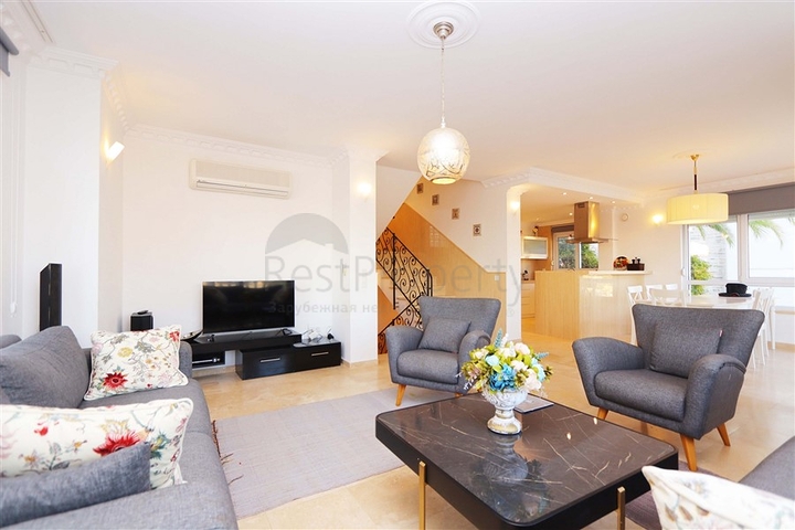 Вилла с просторной террасой в зеленой части района Конаклы