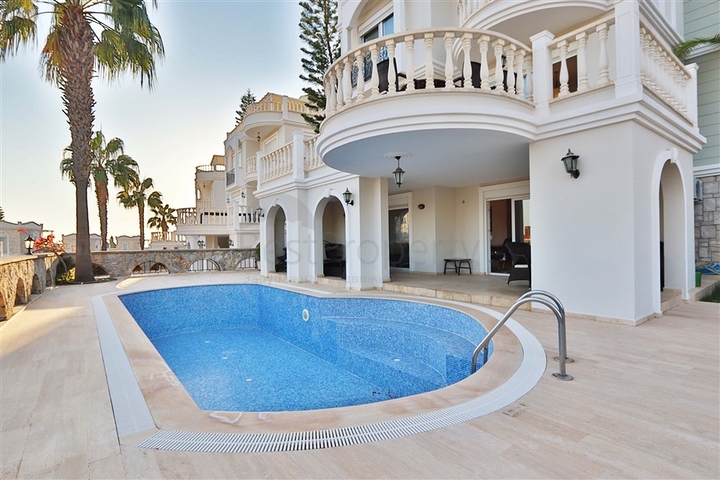 Вилла с просторной террасой в зеленой части района Конаклы