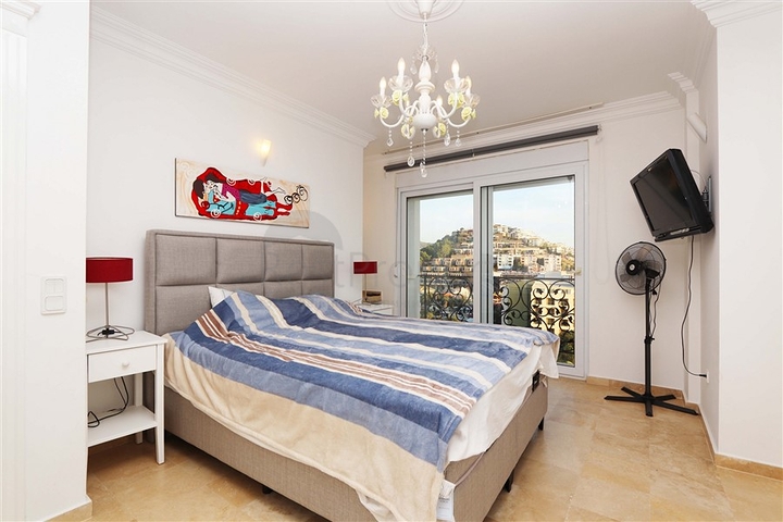 Вилла с просторной террасой в зеленой части района Конаклы