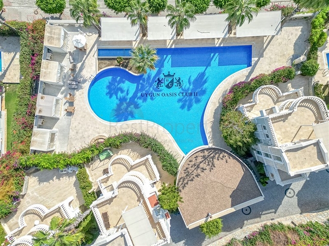 Вилла с просторной террасой в зеленой части района Конаклы