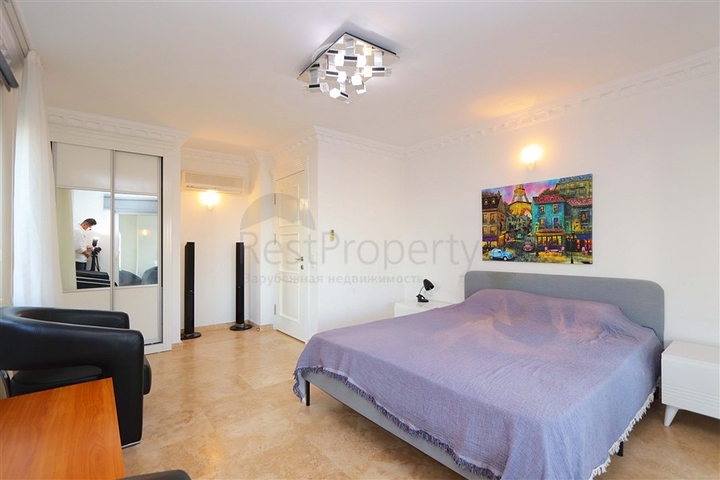 Вилла с просторной террасой в зеленой части района Конаклы