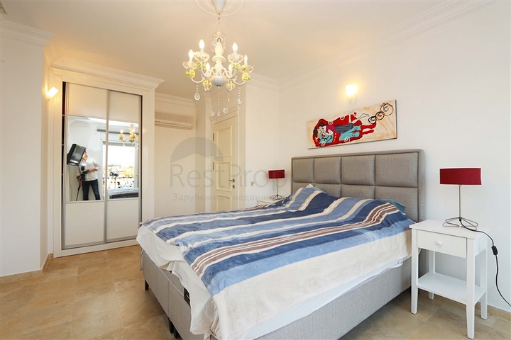 Вилла с просторной террасой в зеленой части района Конаклы