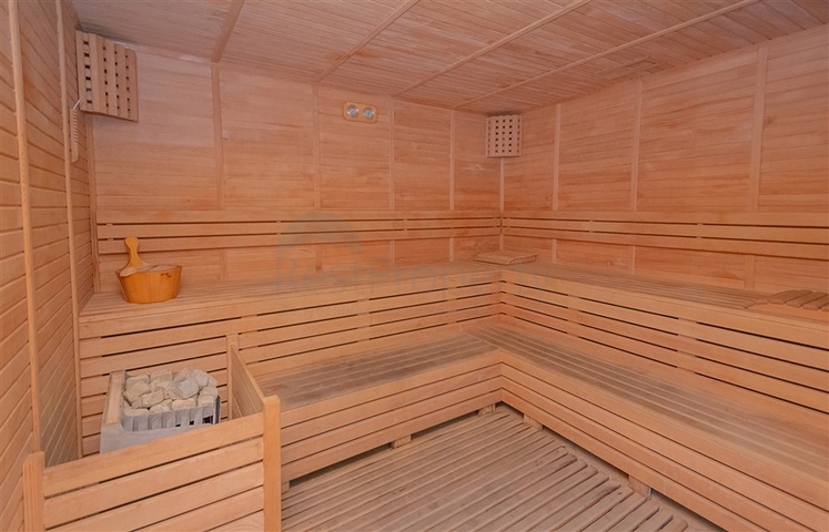 Вилла с просторной террасой в зеленой части района Конаклы