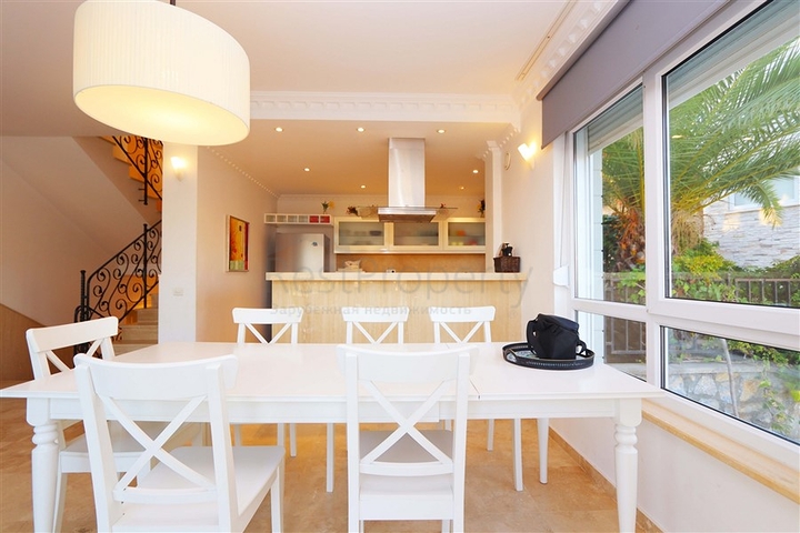 Вилла с просторной террасой в зеленой части района Конаклы