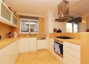 Вилла с просторной террасой в зеленой части района Конаклы