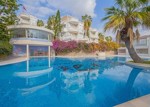 Вилла с просторной террасой в зеленой части района Конаклы