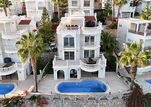 Вилла с просторной террасой в зеленой части района Конаклы