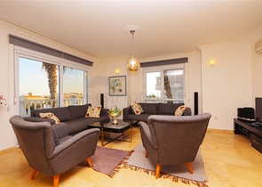 Вилла с просторной террасой в зеленой части района Конаклы