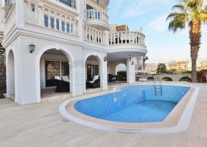 Вилла с просторной террасой в зеленой части района Конаклы