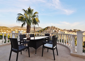 Вилла с просторной террасой в зеленой части района Конаклы