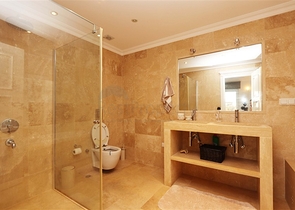 Вилла с просторной террасой в зеленой части района Конаклы