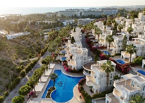 Вилла с просторной террасой в зеленой части района Конаклы