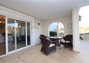 Вилла с просторной террасой в зеленой части района Конаклы