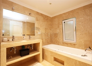 Вилла с просторной террасой в зеленой части района Конаклы