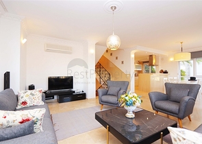 Вилла с просторной террасой в зеленой части района Конаклы