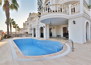 Вилла с просторной террасой в зеленой части района Конаклы