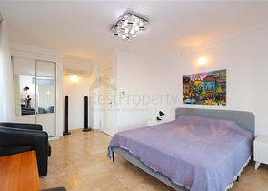 Вилла с просторной террасой в зеленой части района Конаклы