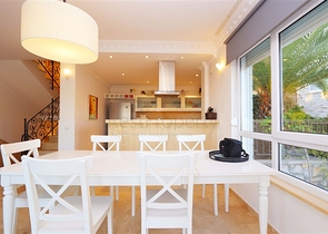 Вилла с просторной террасой в зеленой части района Конаклы