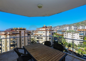 Квартира с просторной планировкой и качественной отделкой в районе Джикджилли