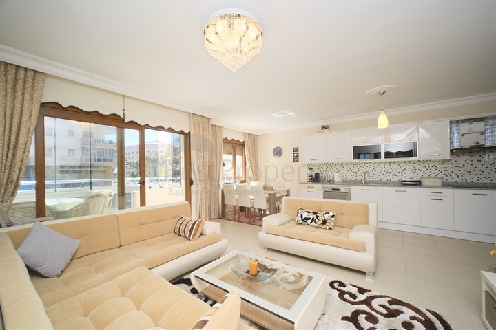 Просторная меблированная квартира 2+1 рядом с пляжем в районе Махмутлар