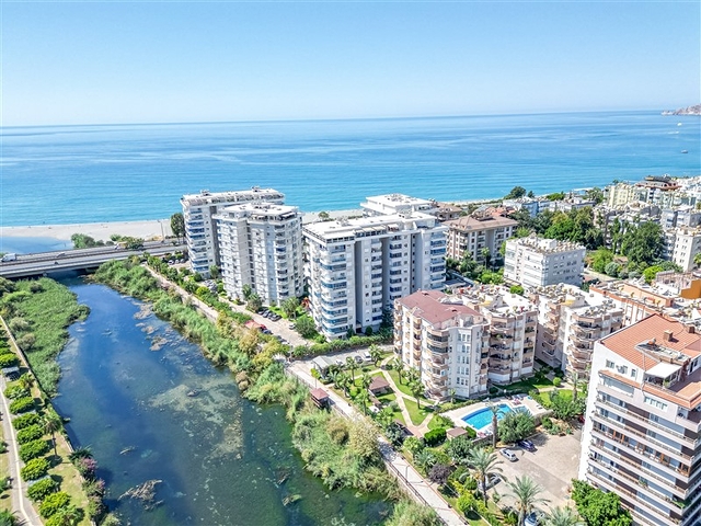 Светлая квартира 2+1 в шаге от моря в районе Тосмур