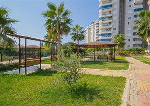 Светлая квартира 2+1 в шаге от моря в районе Тосмур