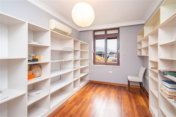 Просторная меблированная квартира в районе Оба