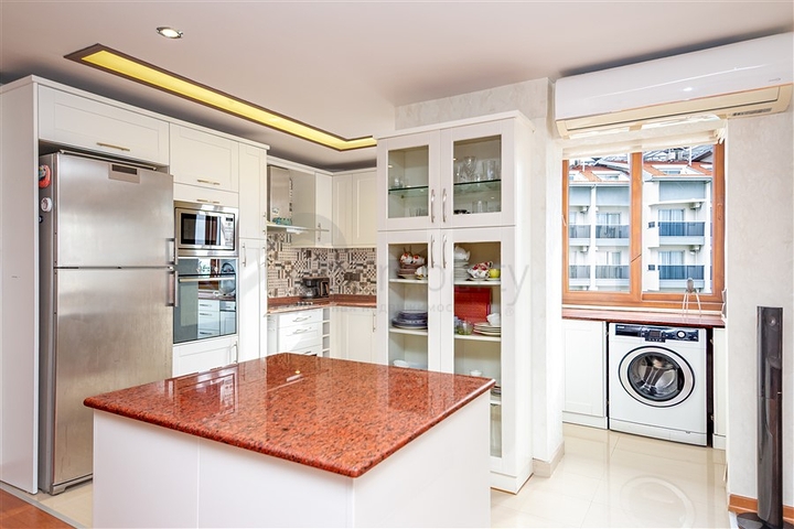 Просторная меблированная квартира в районе Оба