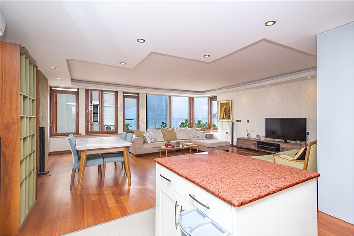 Просторная меблированная квартира в районе Оба