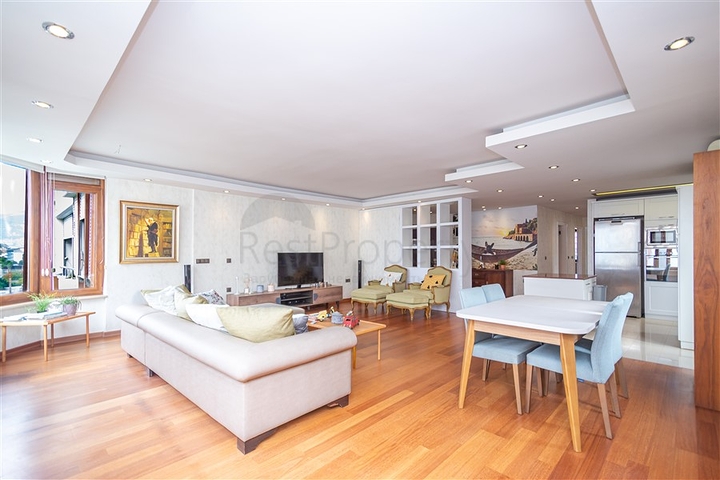 Просторная меблированная квартира в районе Оба