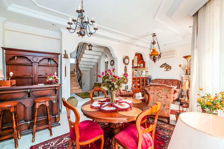 Просторная меблированная вилла всего в 50 м от моря в районе Паяллар / Аланья